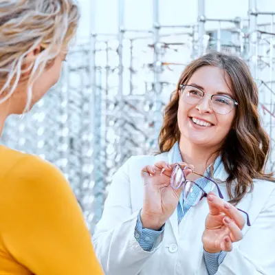opticien présente des lunettes à une cliente